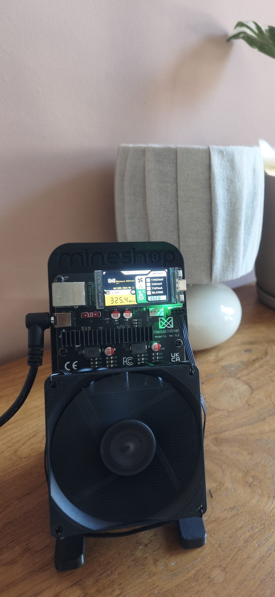 Nexus L1 de MineShop avec son écran : 325,4 MH/s, 85,47 W, 55 °C, puce BM1491