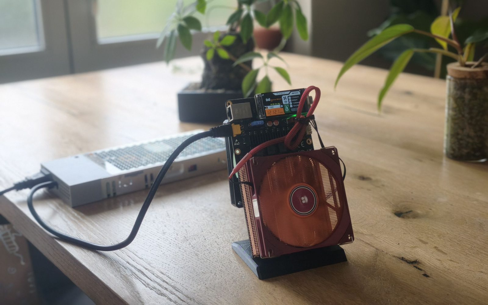 Image d'article pour: Miner du bitcoin chez soi en 2026 : ce que rapporte vraiment un mineur de 12 TH/s